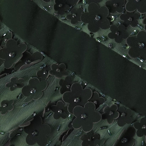 Beautiful and alegant mother of bride - Picture 3 of 12